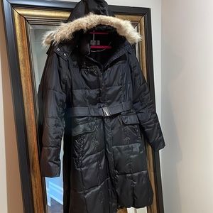 Andrew Marc winter coat. Size medium. Belt buckle. Faux fur collar. Black.